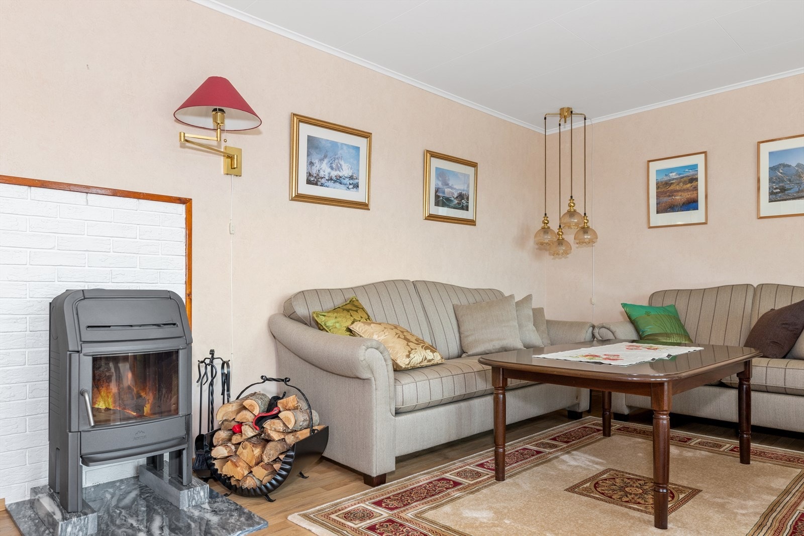 Koselig vedfyrt ovn som gir godt med varme på kalde høst og vinterkvelder. Galleribilde