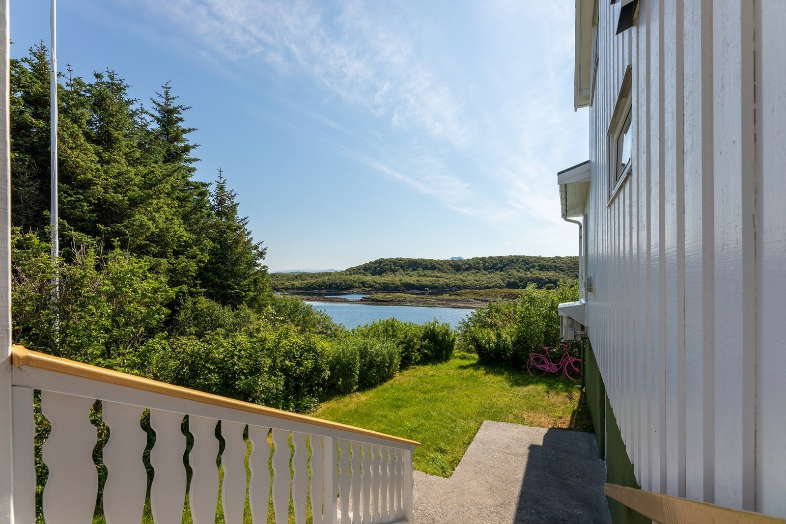 Eiendommen er omkranset av mektig natur og man kan finne på aktiviteter både på land og vann. Galleribilde