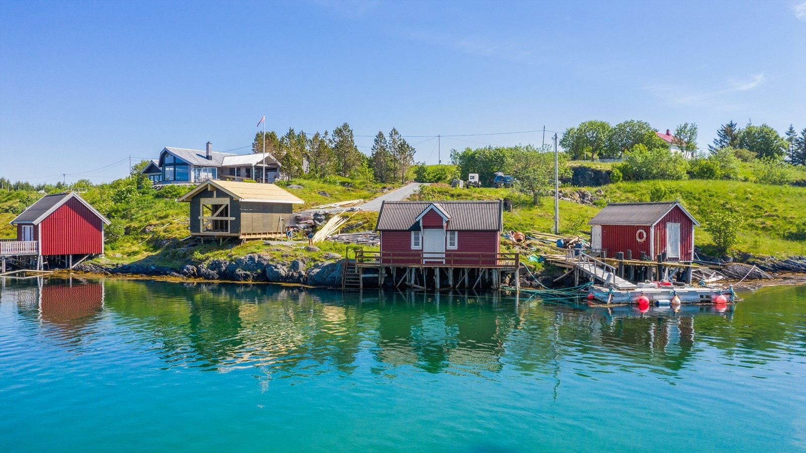 Naust sett fra vannet. Galleribilde