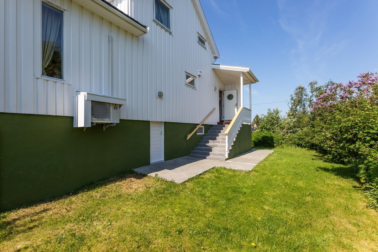 Velkommen inn. Boligen har montert varmepumpe og vedfyrt ovn. Galleribilde