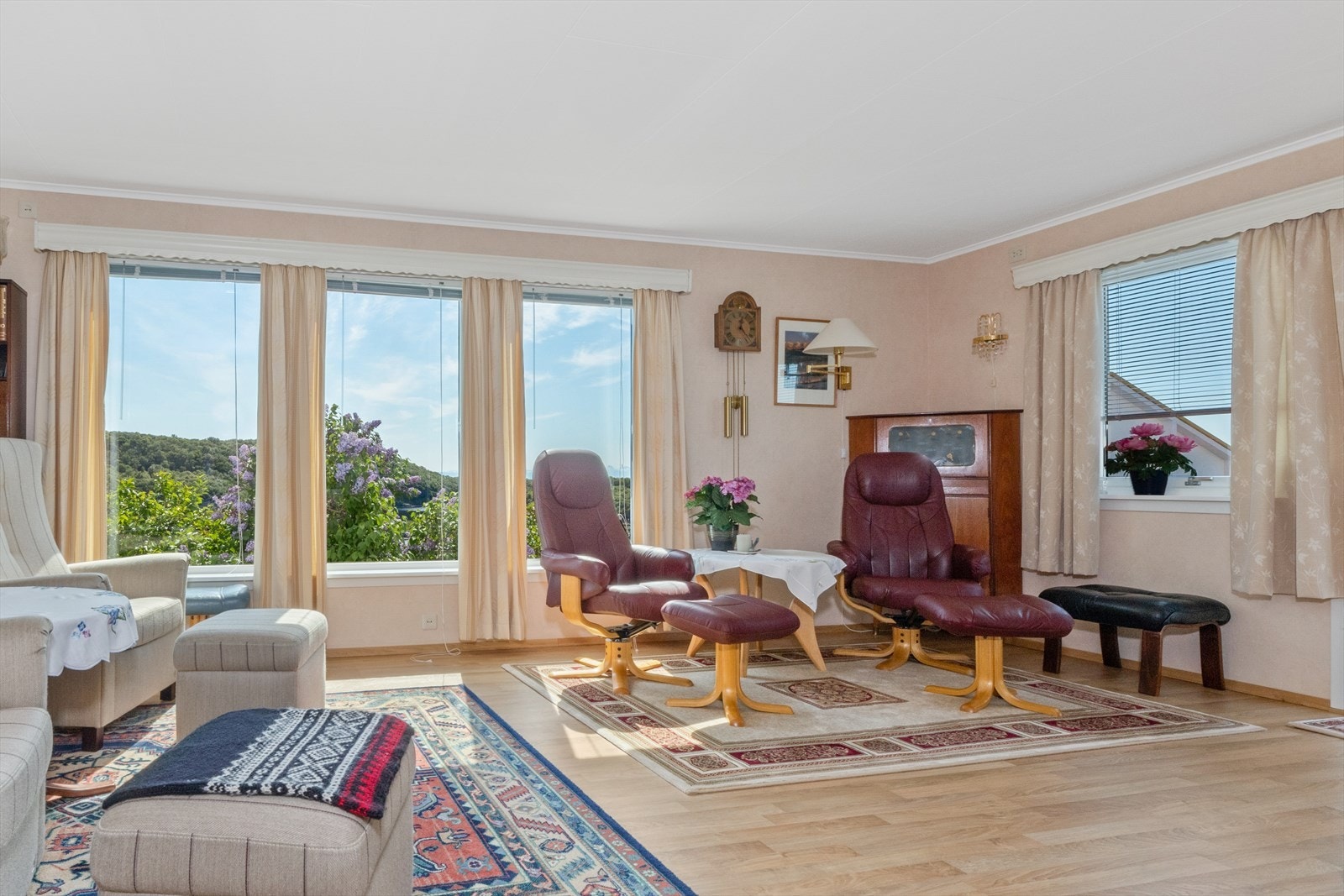 Stuen er romslig og har mange alternativer når det gjelder møblering. Galleribilde