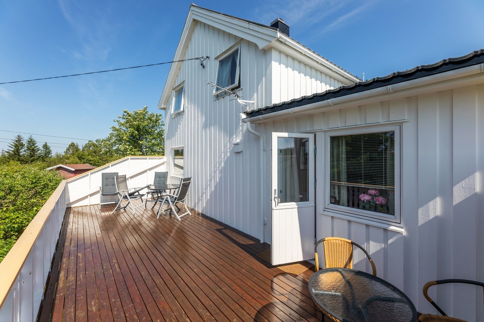 Flott solrik terrasse hvor man kan nyte det fine været. Galleribilde