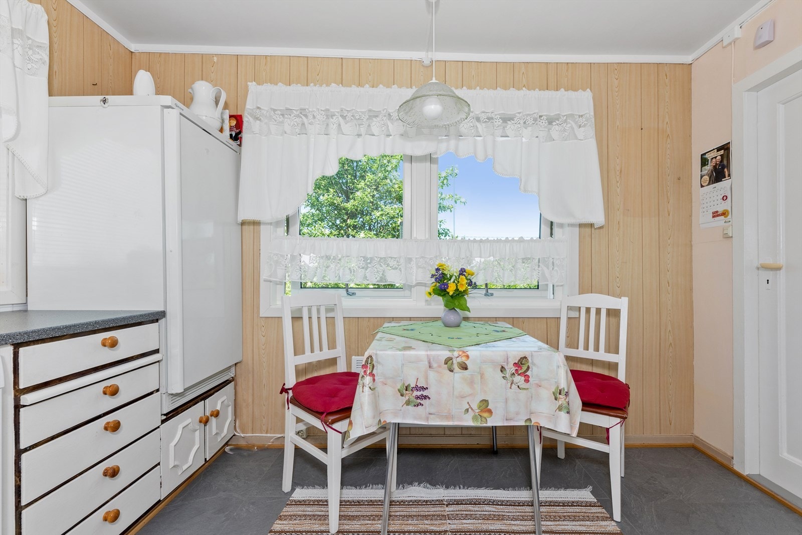 Kjøkkenet har en hyggelig spiseplass med fantastisk utsikt. Galleribilde