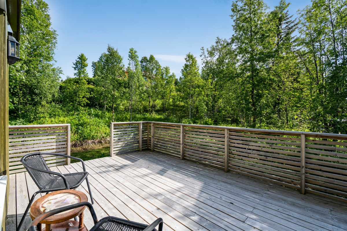 Fra stuen er det utgang til en stor veranda som kan by på gode solforhold