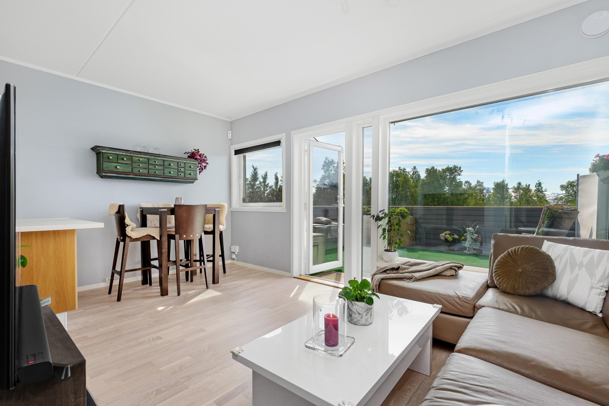 Utgang til sørvestvendt terrasse fra stue