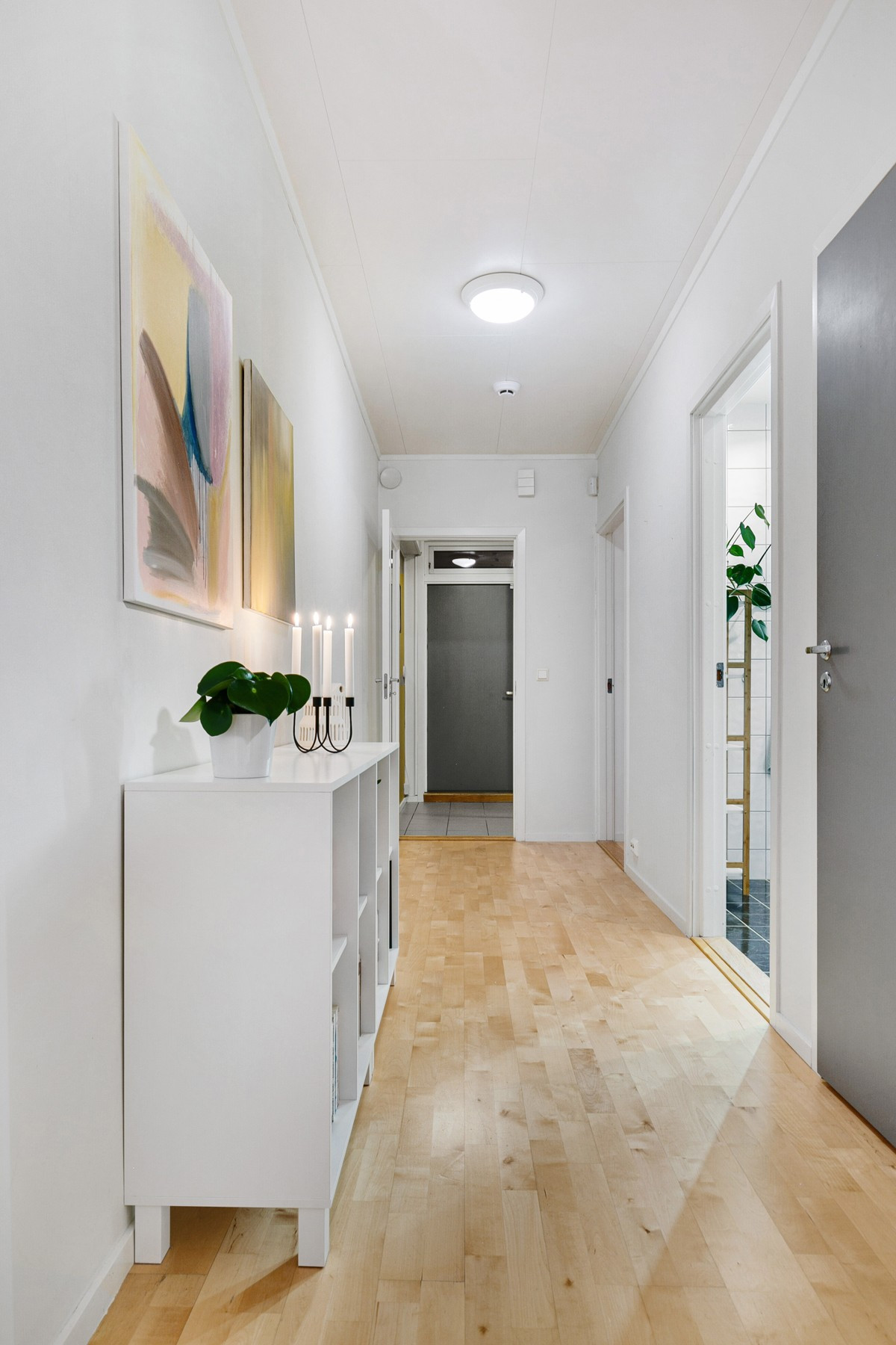 Romslig bod mellom bad og stue med god plass for lagring, walk in closet eller kontorplass