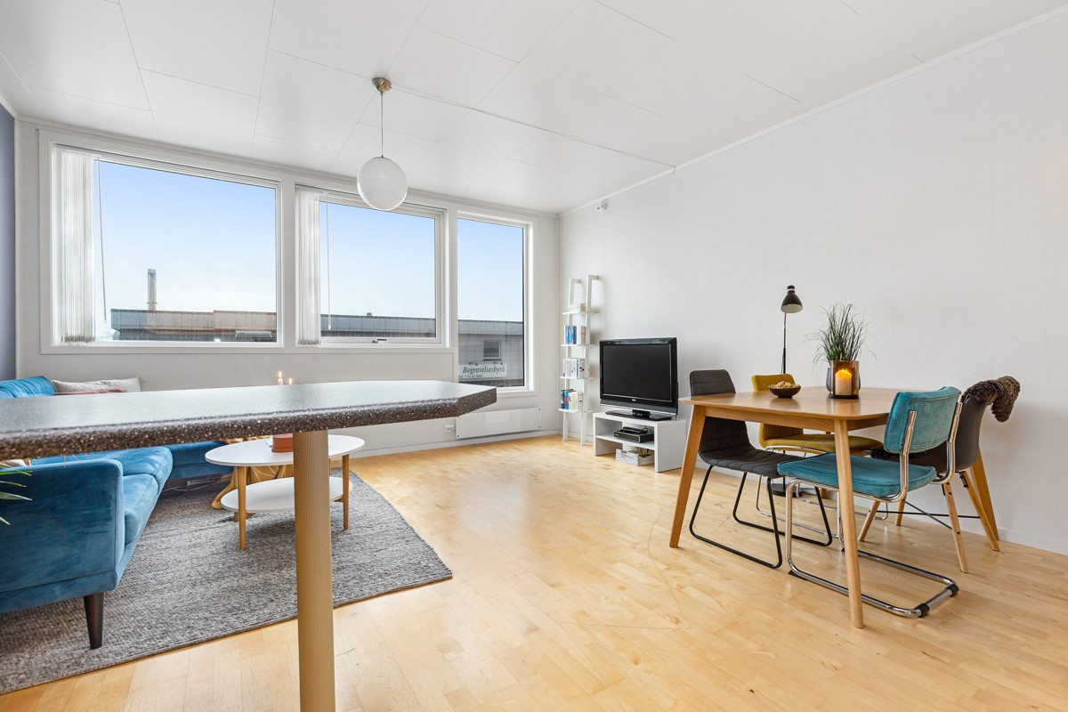 Stuen har store vinduer som gir rikelig med lysinnslipp nå som solen er kommet tilbake