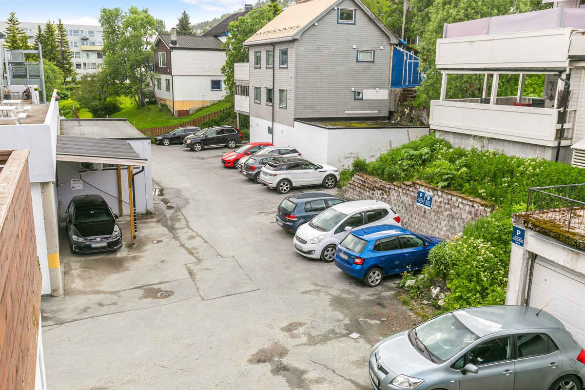 Mulighet for parkering etter ansiennitet i borettslaget eller ved leie av plass på parkering vis à vis blokken.