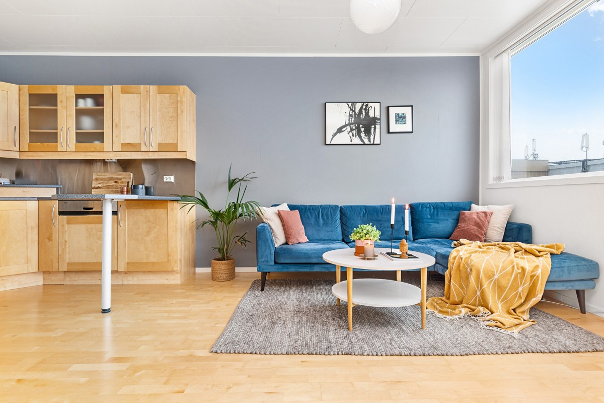 Leiligheten er lys, med parkett og er innredet med behagelig fargevalg