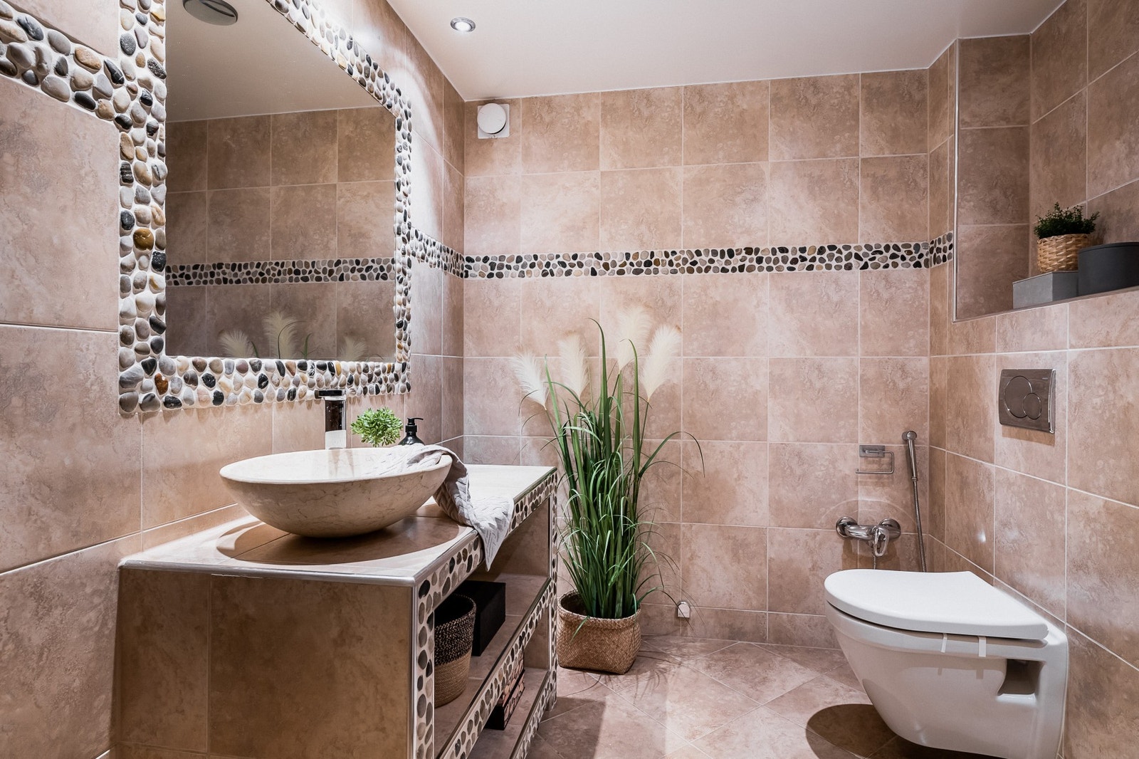 Flott baderom med designmessig preg, oppusset 2012. Galleribilde