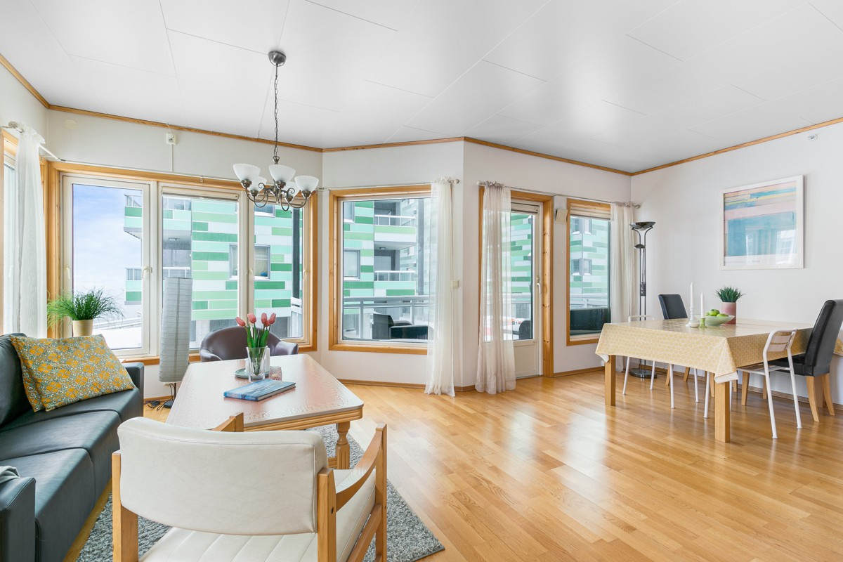 Romslig stue med god plass til sofa og spisegruppe.