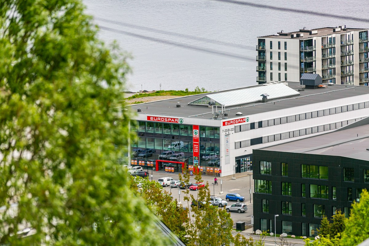 Det er kort avstand til dagligvarebutikker og andre servicetilbud langs Stakkevollvegen