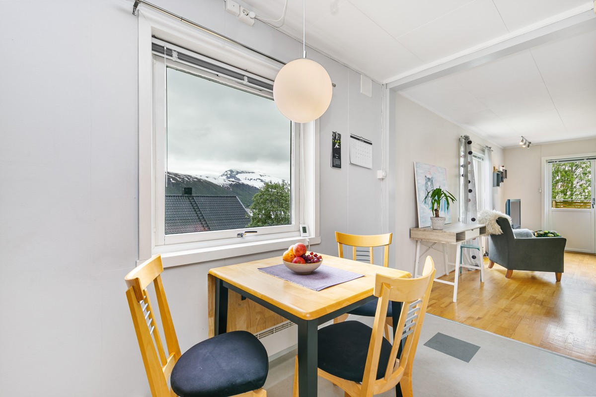 Plass til kjøkkenbord under vindu, med fin utsikt mot fastlandet