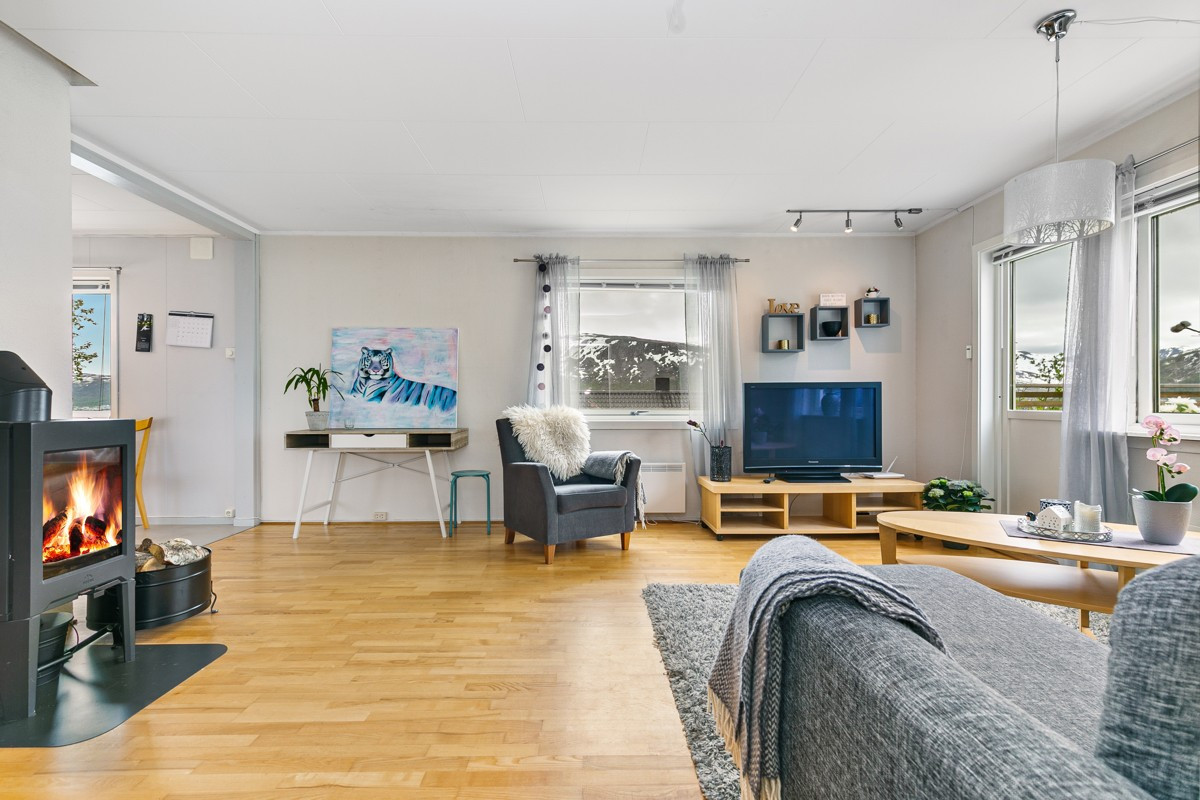 Boligen er utstyrt med peisovn i stue som skaper en lun atmosfære!