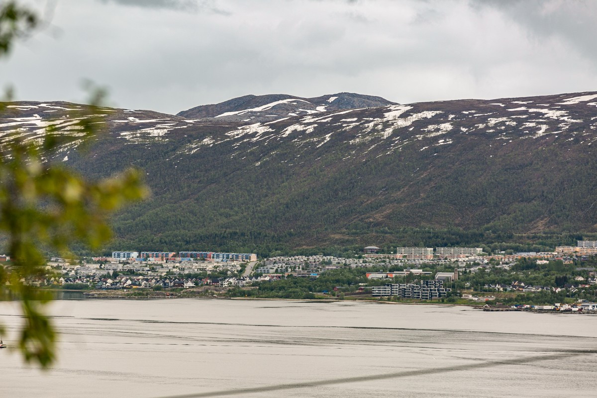 Fra boligen er det fin utsikt mot fastland og Tromsøysundet