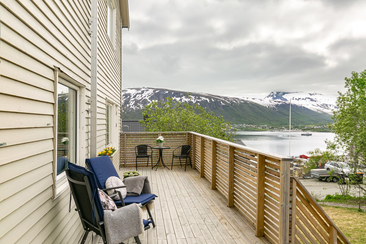 Det ble bygget ny veranda i 2018. Denne har utgang fra stue
