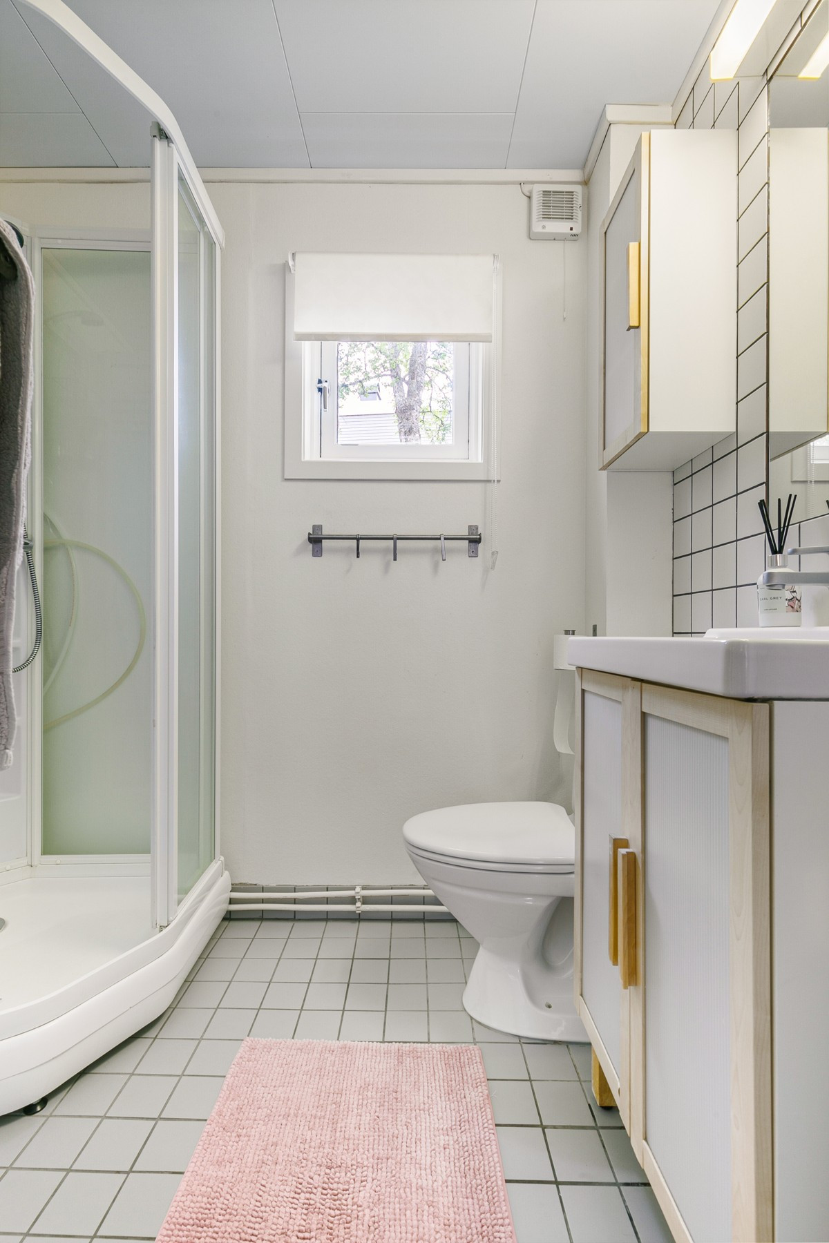 Badet er flislagt med varmekabler.