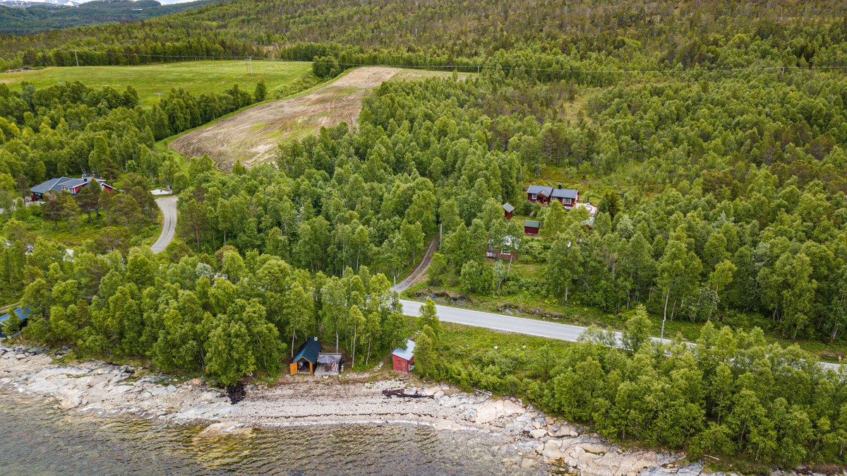 Fra eiendommen er det et lite steinkast ned til stranden