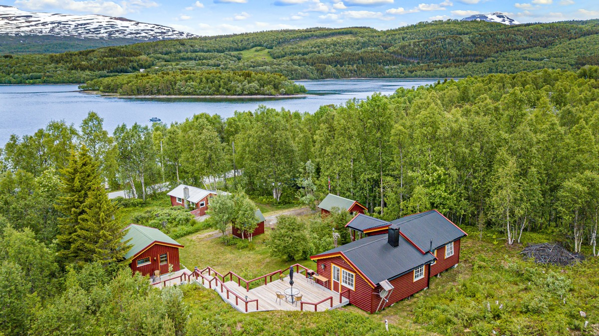 Eiendommen ligger fint i terrenget med gode solforhold og utsikt mot vest