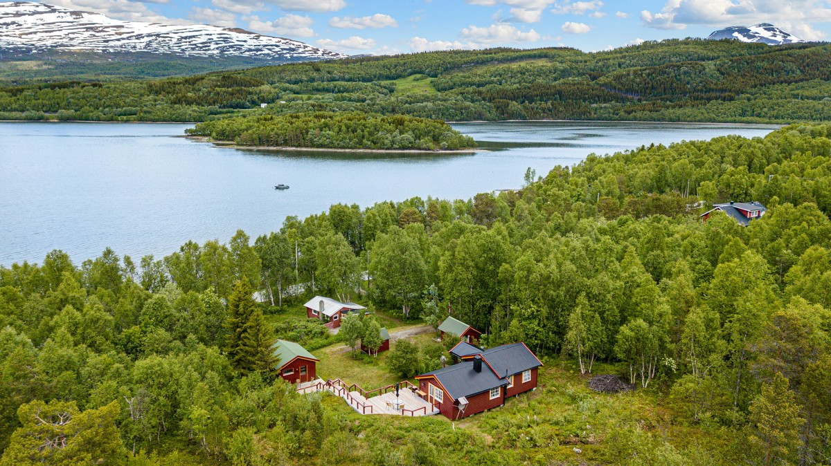 Til kommunesenteret Storsteinnes er det ca 17 km, der det er trevarehandel, bank, kafeer, butikker, og andre fasiliteter