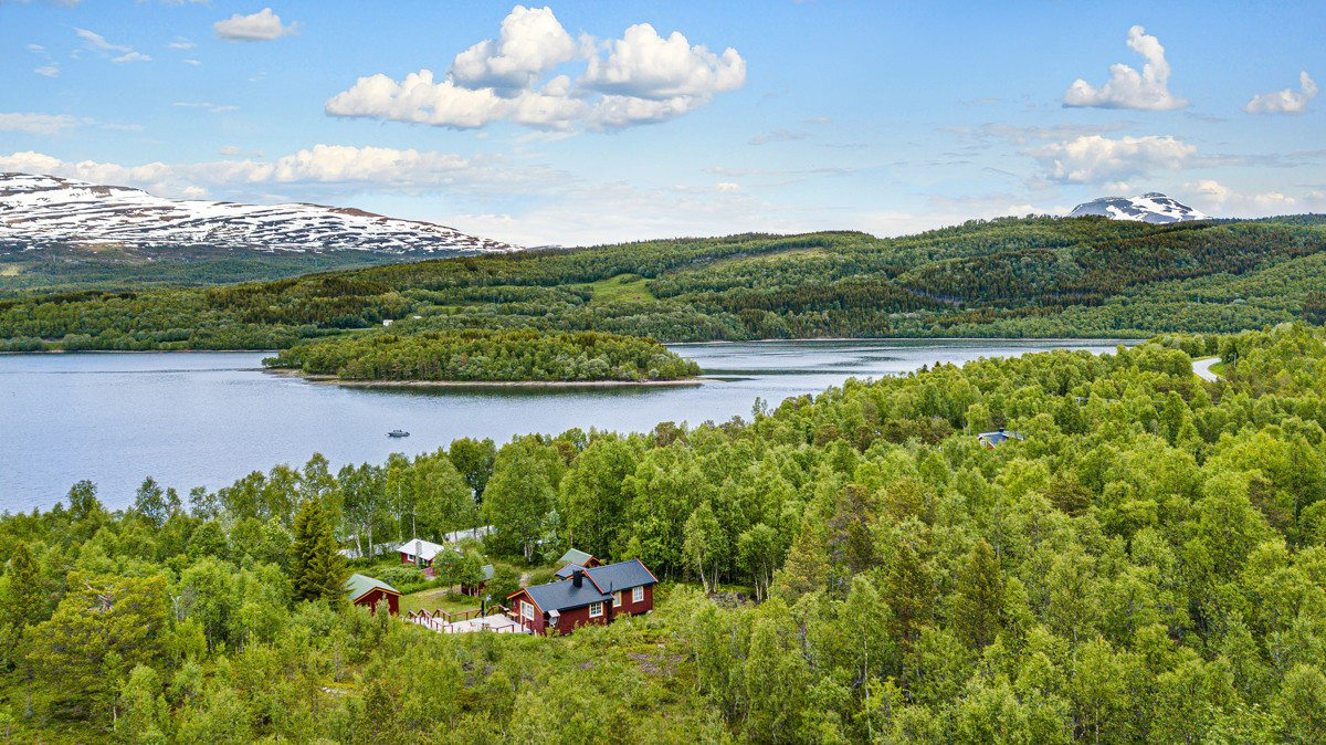 Eiendommen ligger i Malangen, og det er ca 10 km til Mestervik der nærmeste dagligvarebutikk finnes