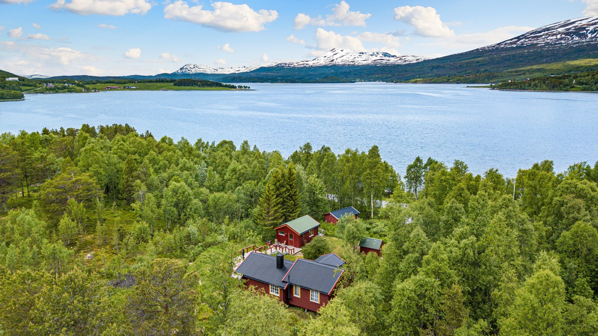 Velkommen til Aursfjordveien 164 - Tomten ligger idyllisk og usjenert til