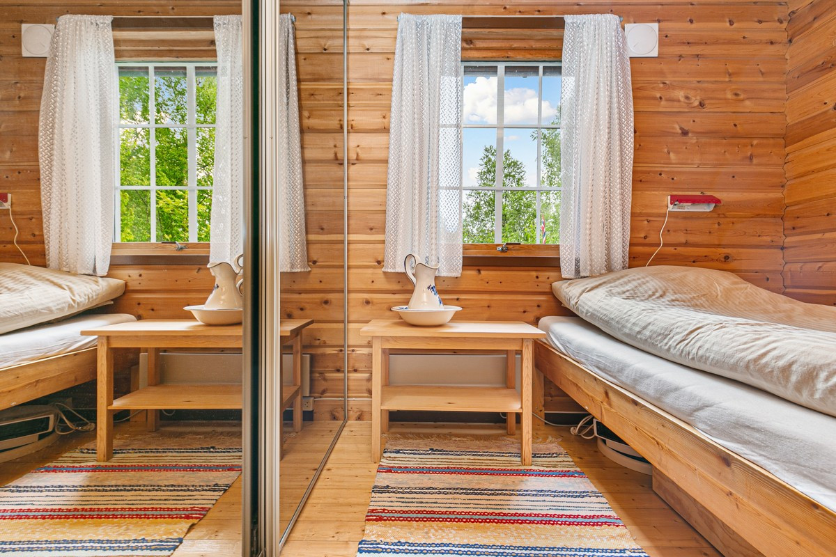 Soverom 2/2 med skyvedørsgarderobe
