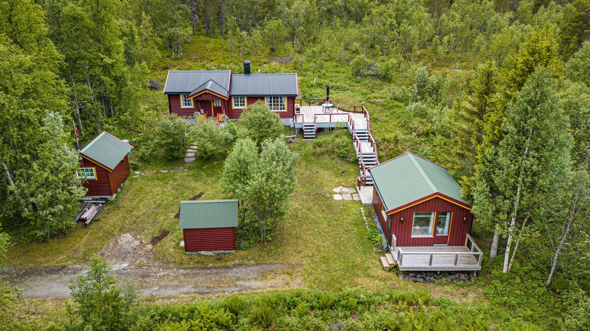 Eiendommen er bebygd med fritidseiendom, anneks, vedskjå og uthus
