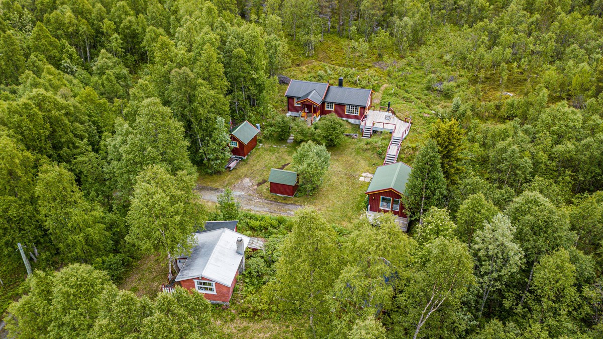 Bygningsmassens plassering skaper et naturlig gårdstun