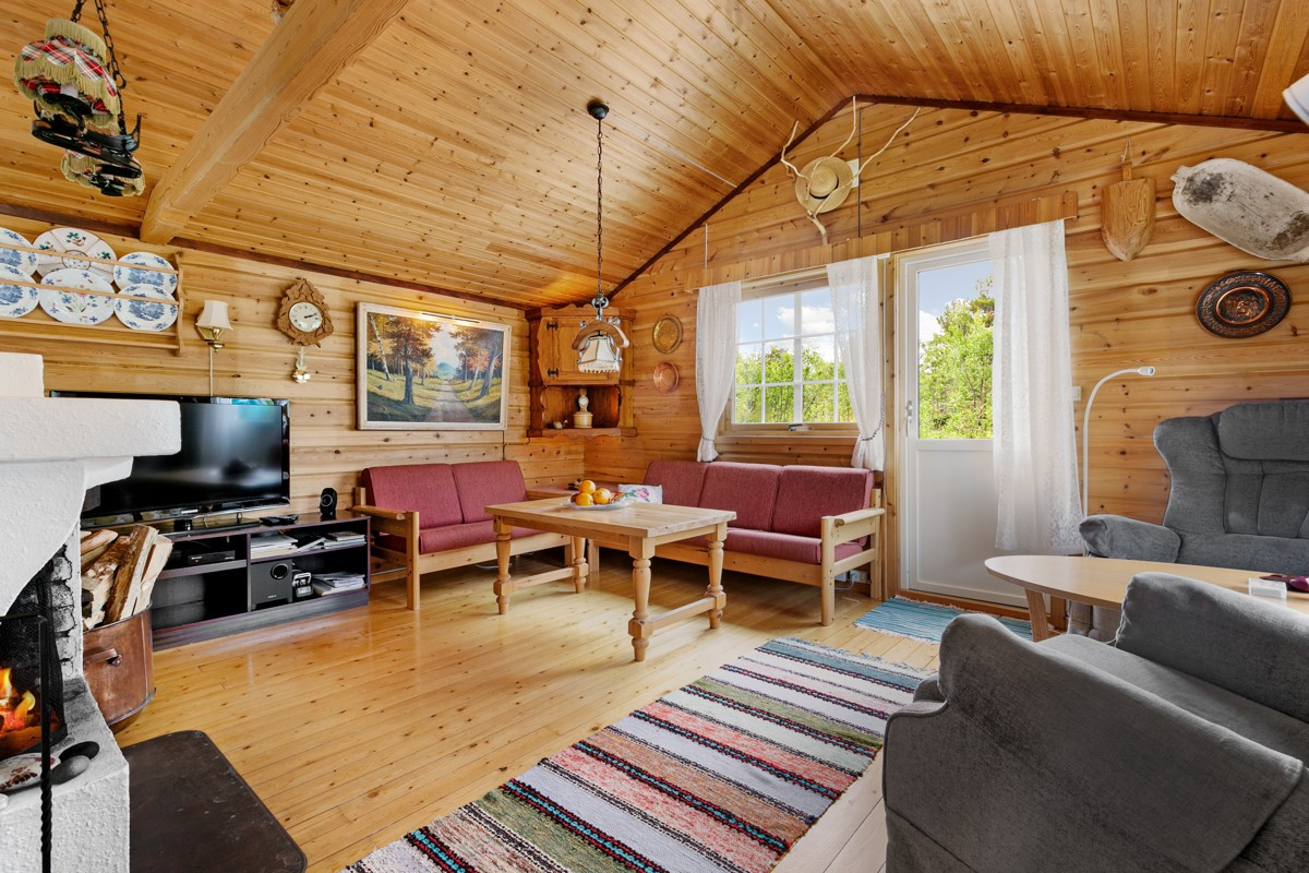 Utgang til stor terrasseplatting fra stue