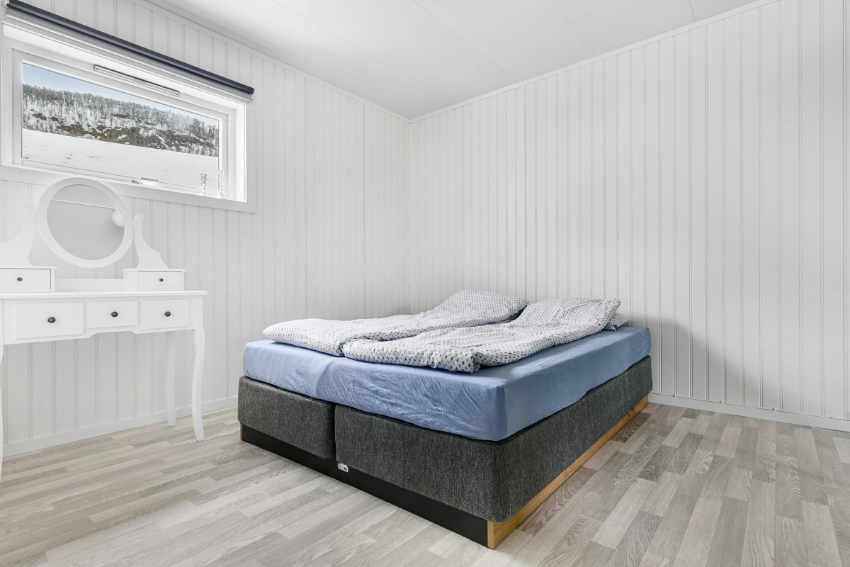 Soverom 1/5 i 1. etasje - romslig med god plass til stor seng