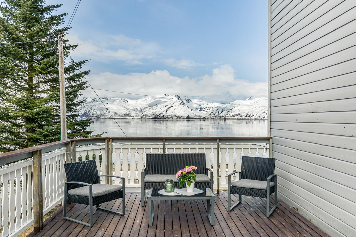 Terrasse med flott utsikt og lun beliggenhet