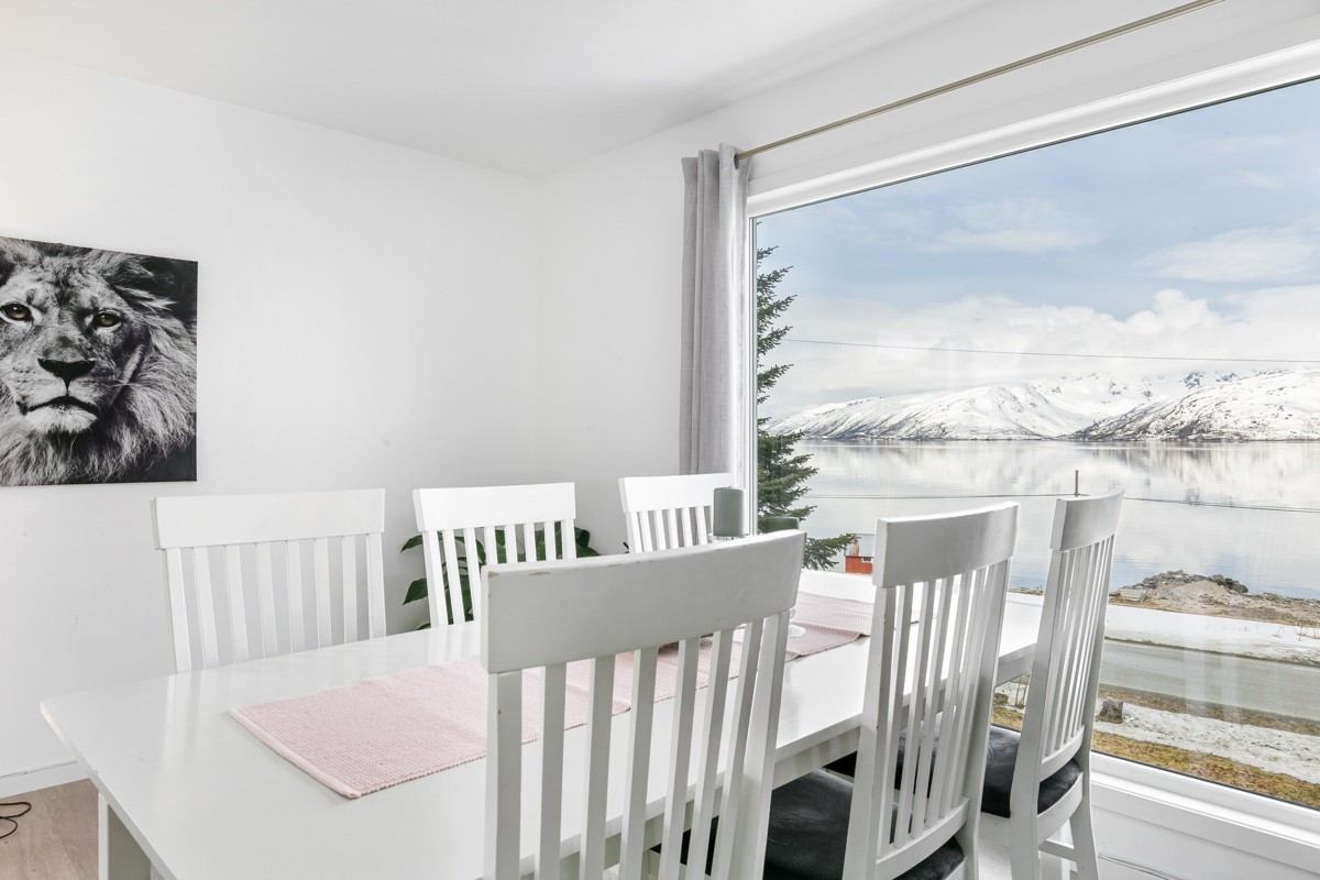 Utsikten nytes ytterligere fra spisebordet som har naturlig plass foran stort vindu i stue