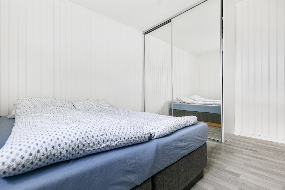 Skyvedørsgarderobe med speilfronter