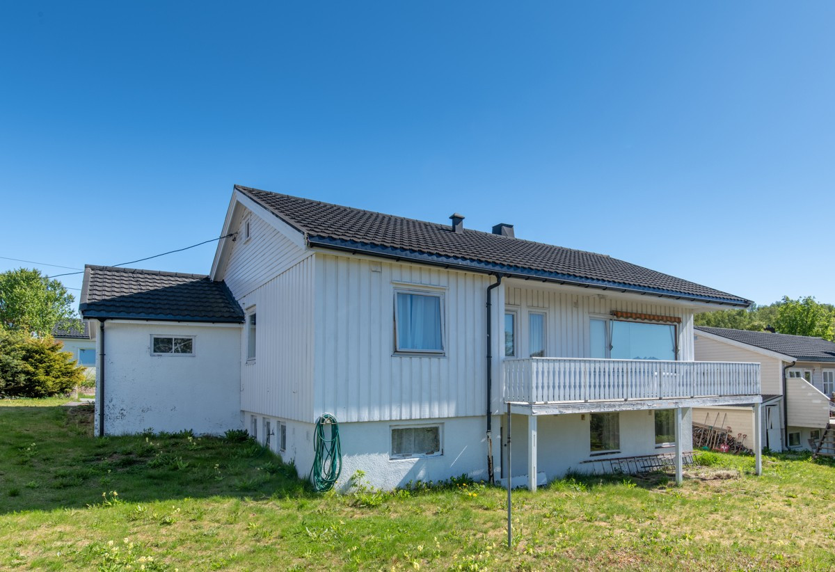 Fasade mot vest - terrasse med utgang fra stue