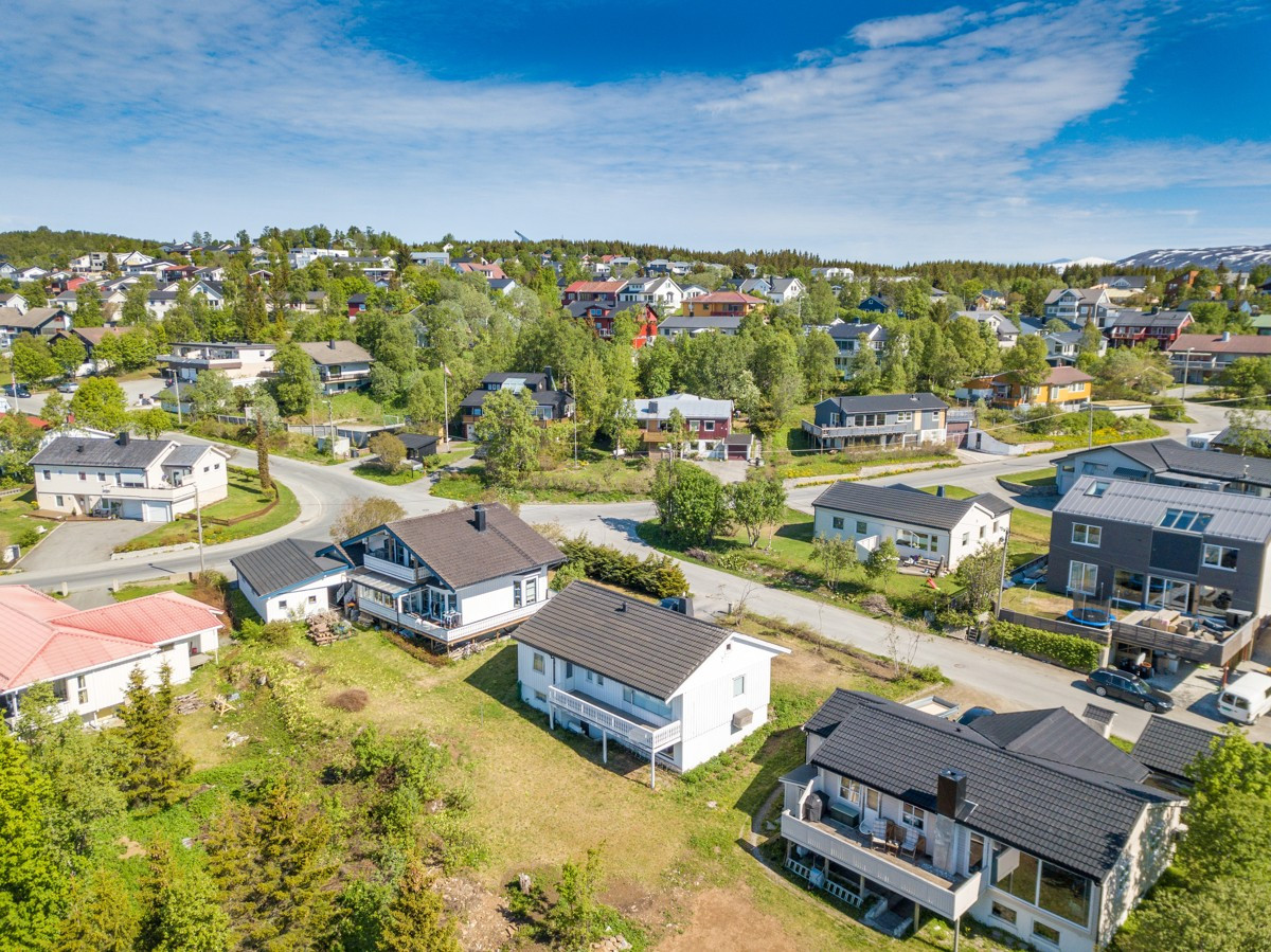 Vest for boligen er det opparbeidet plen