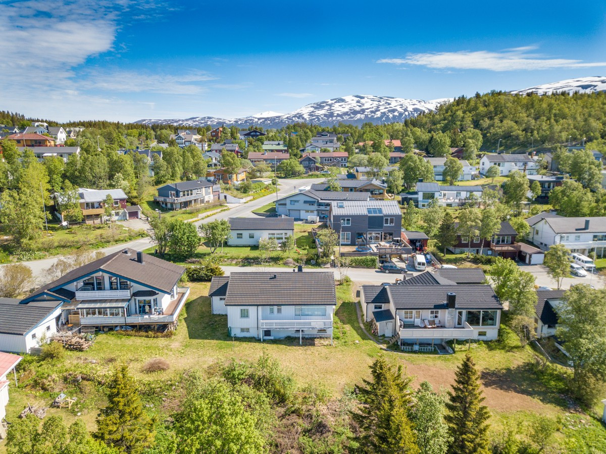Tomten skråner svakt mot vest