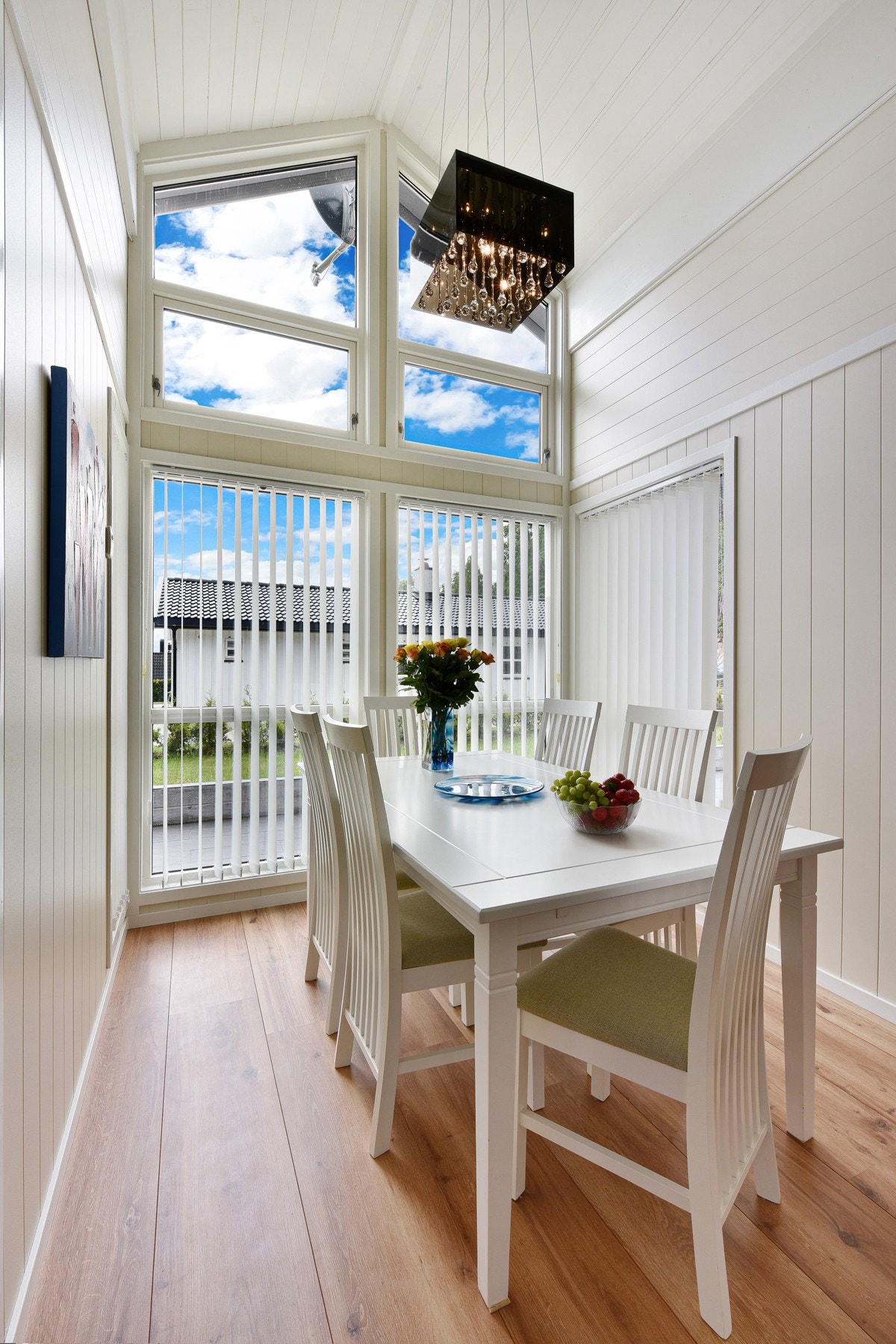Stuen har god plass til en spisestue. Galleribilde
