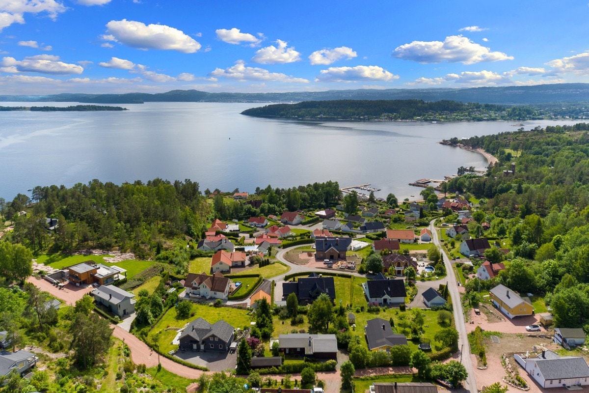 Kyststien passerer i området, og går stort sett sammenhengende langs hele Sandebukta. Galleribilde