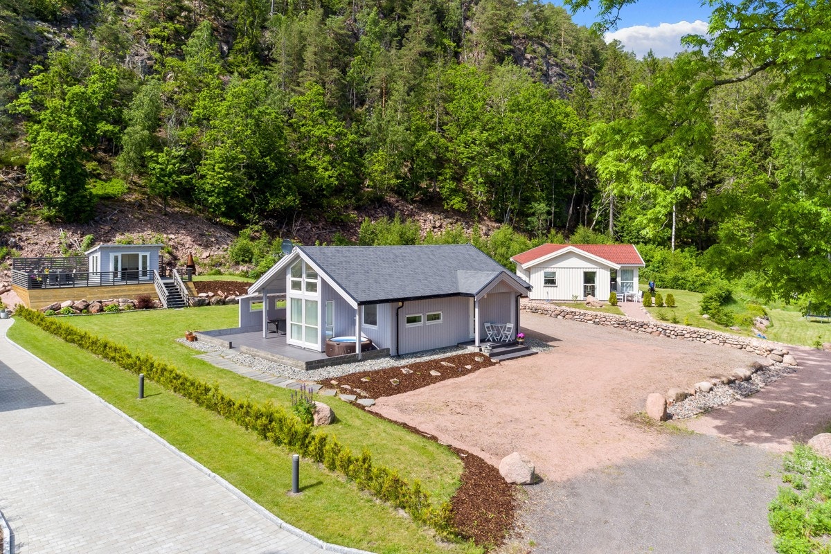 Dette er en flott hytte med store terrasser og nyere hagestue. Galleribilde