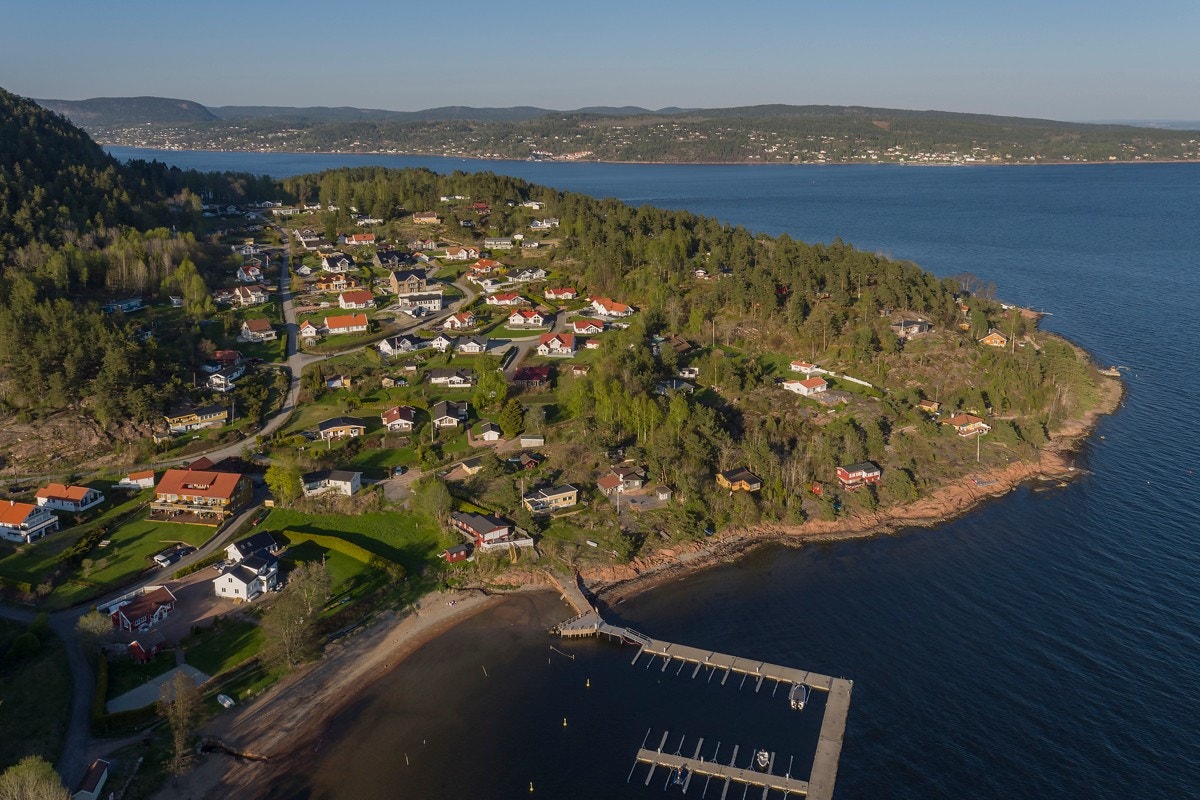 I skjærgården ligger blandt annet Bjerkøya, Killingholmen, Gåserumpa og Kommersøya, som alle byr på fine badeplasser og fredet natur. Galleribilde