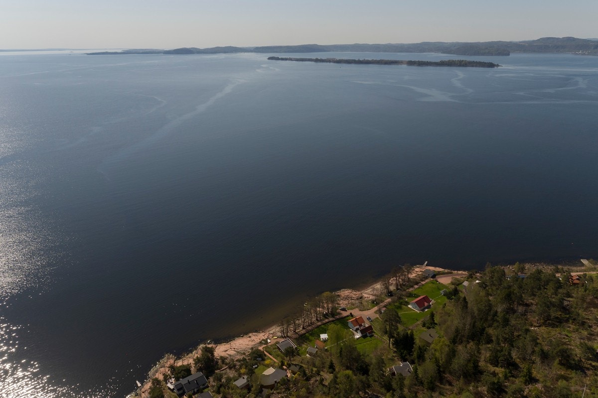 Ute i skjærgården ligger øyene på rekke og rad. Galleribilde