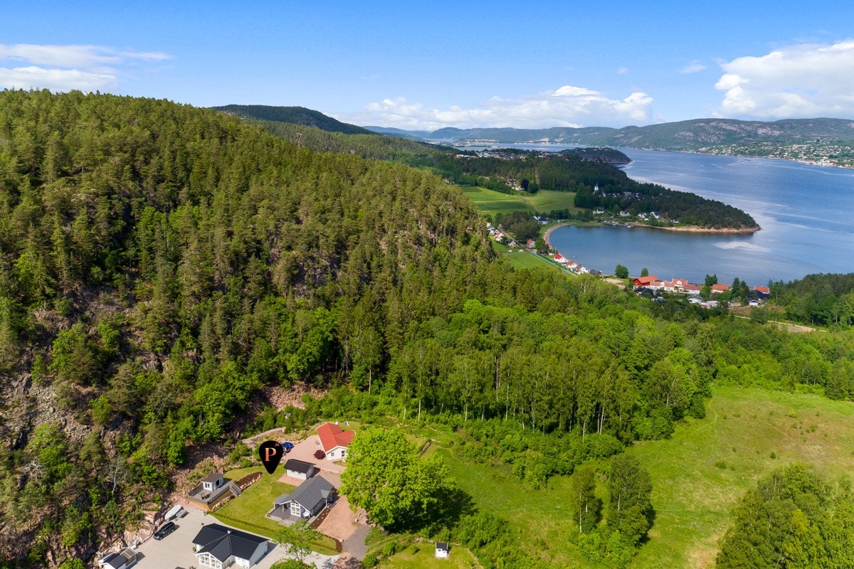 Det er ca. 350 m i luftlinje til sjøen hvor badeplassene ligger som perler på en snor. Galleribilde
