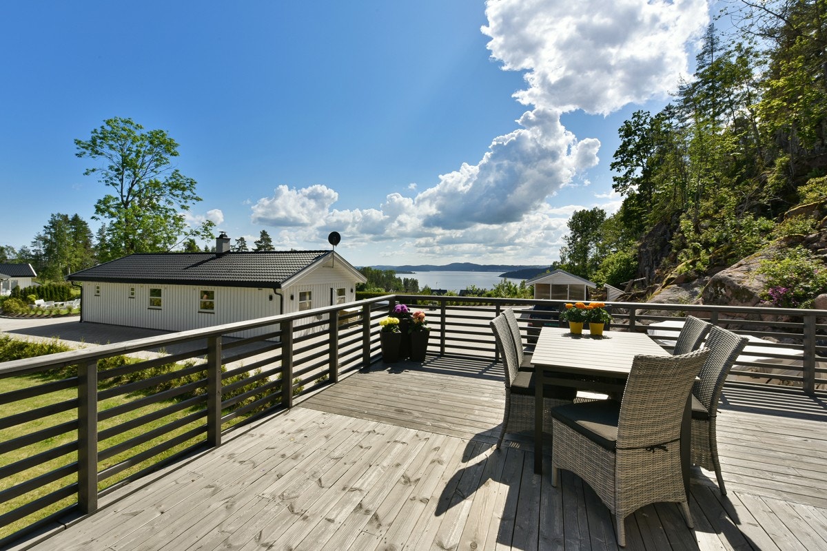 I tilknytning til hagestuen er det anlagt en terrasseplatting. Galleribilde