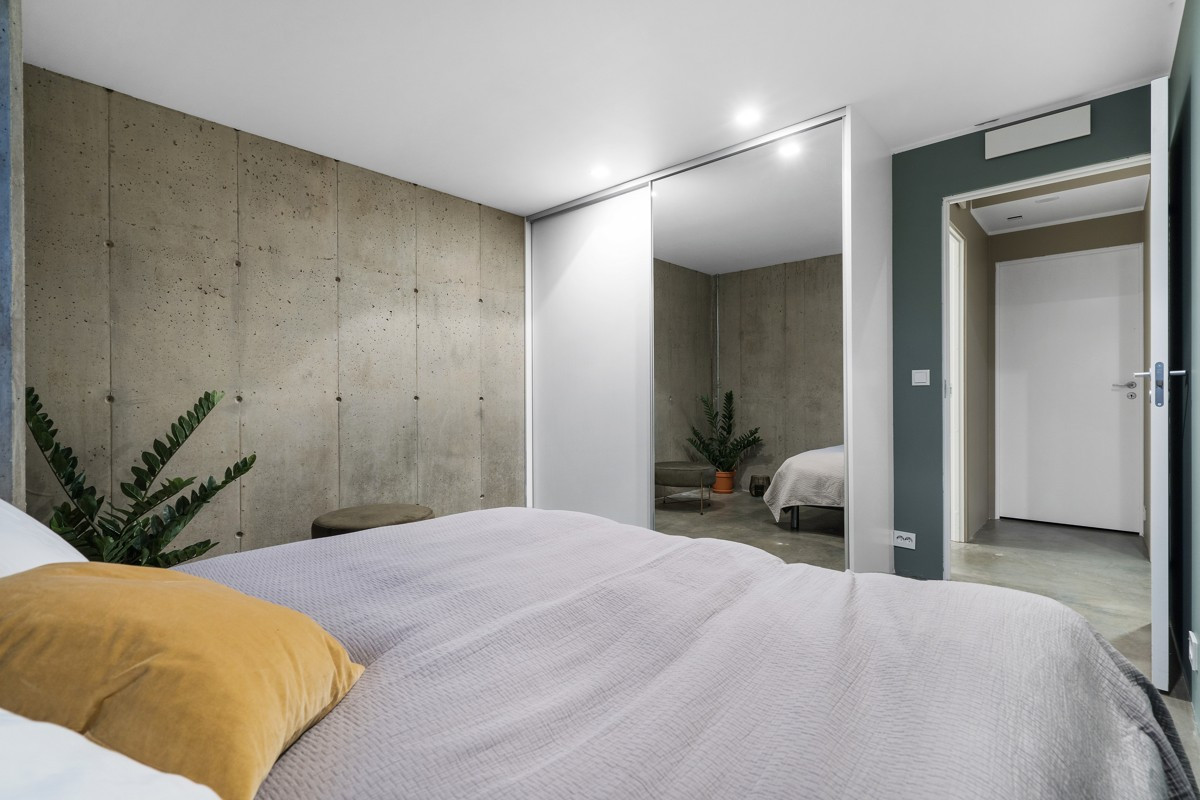 Soverom 2 i utleiedel har også skyvedørsgarderobe, god plass og tidsriktige flater
