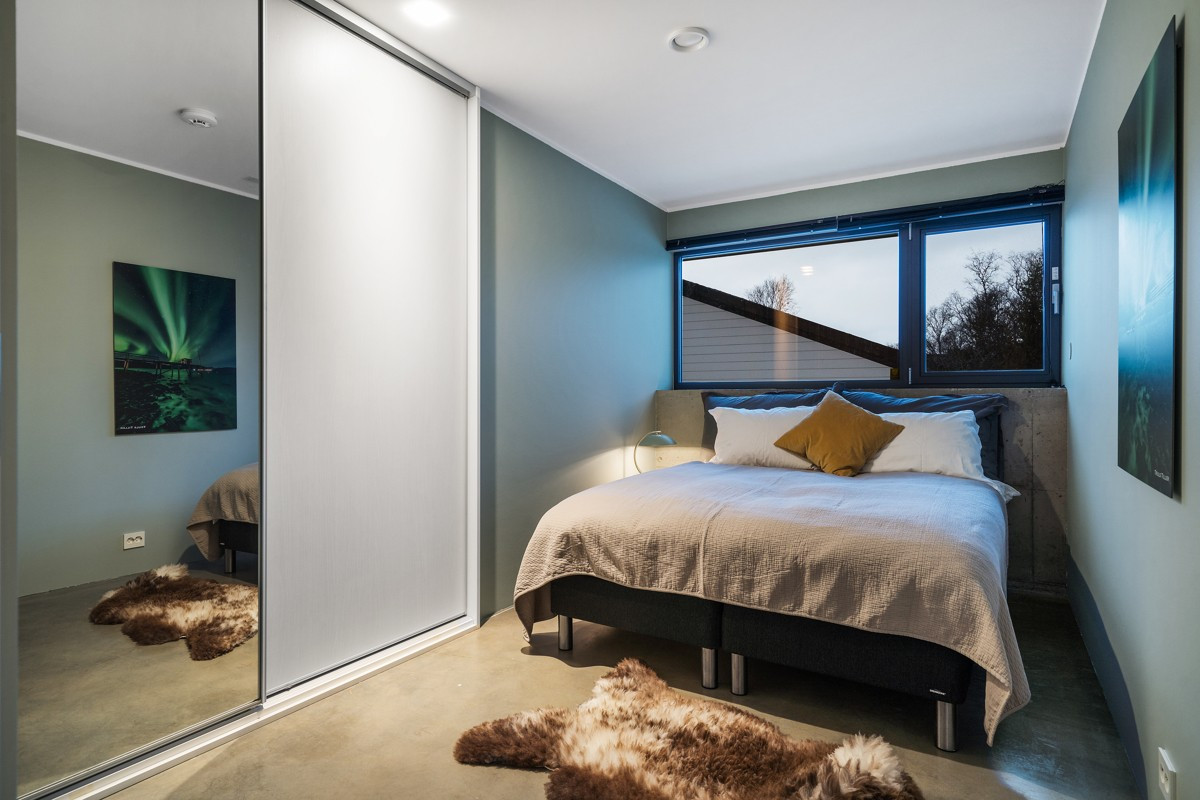 Romslig soverom 1 med skyvedørsgarderobe