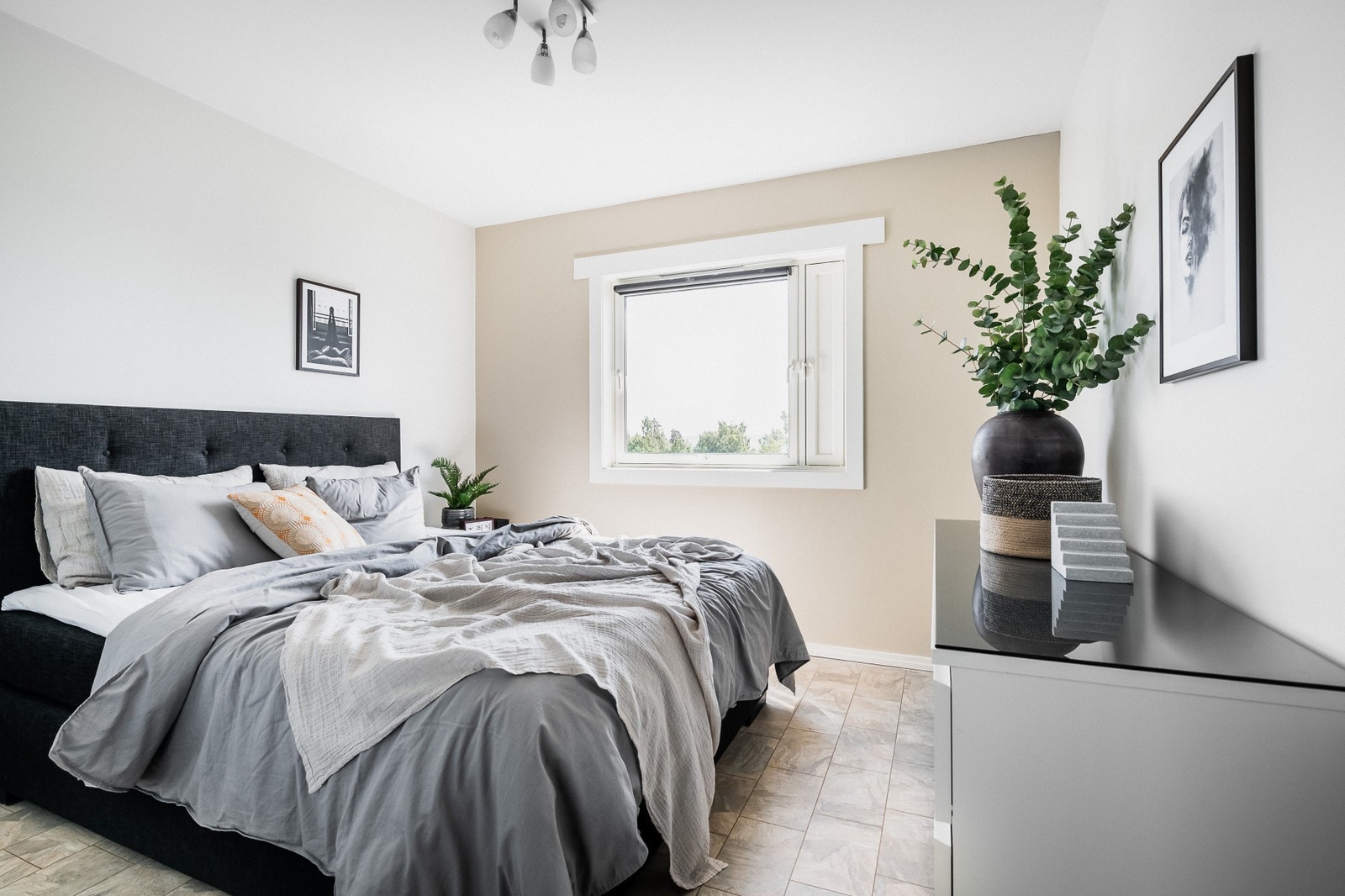 Stort hovedsoverom med god plass til dobbeltseng og nattbord. Galleribilde