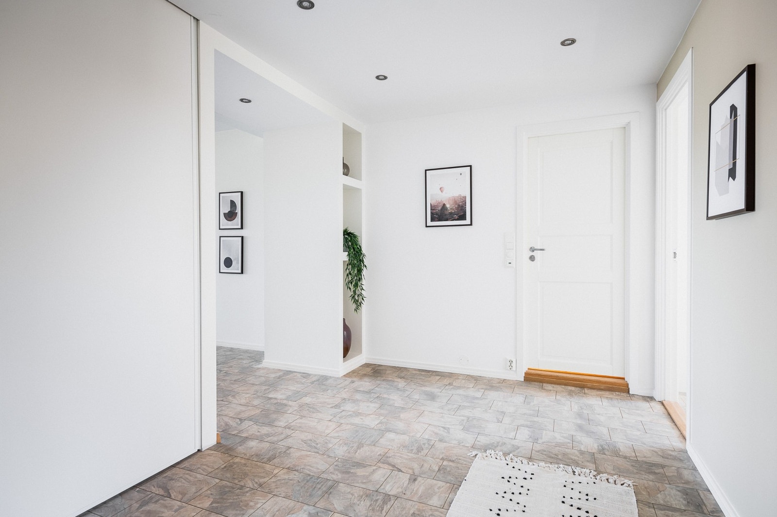 Stilrent innredet med lyse overflater i entré/mellomgang. Galleribilde