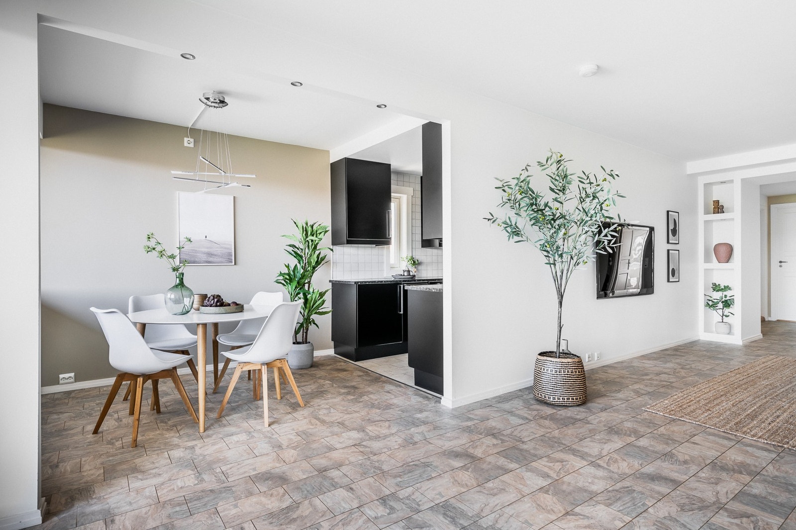 Praktisk planløsning med naturlig inndelte soner. Galleribilde