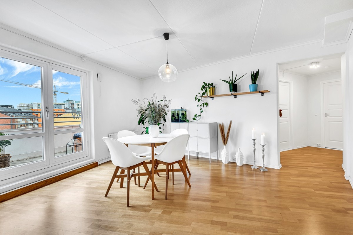 Spiseplass med store lysflater og utsyn over byen Galleribilde